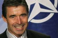 Генсека НАТО облили краской и назвали «военным преступником»